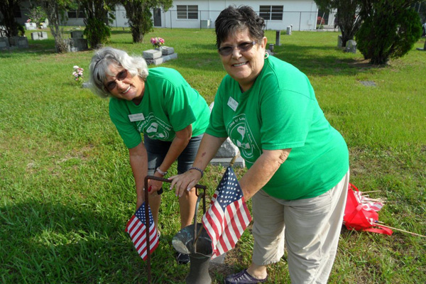 Flags on Vet Graves