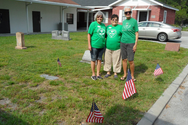 Flags on Vet Graves