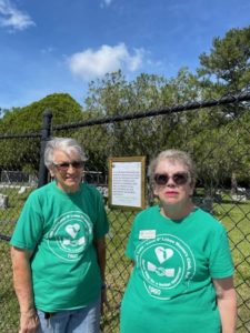 Club Members Put Flag on Vets Graves in Land O Lakes