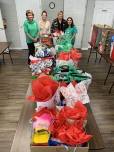 Club Delivers Gifts to Sun Shelterrise 